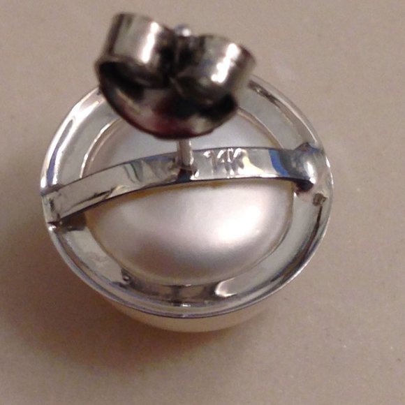 11 mm white cultured GENUINE PEARL button stud earrings 14 kt white gold border - Picture 5 of 5